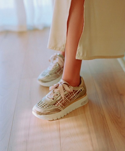 Softwaves sneaker met roze linten en kaki beige accenten